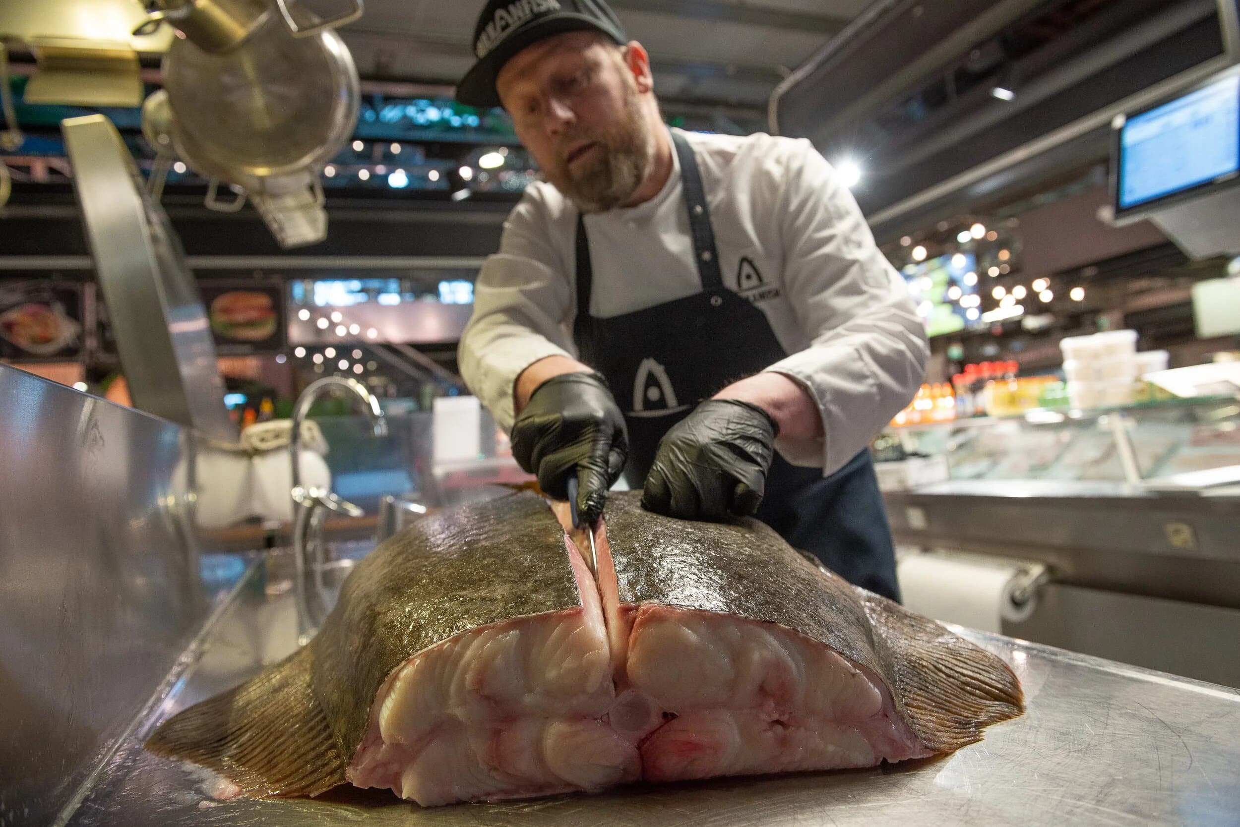 Kokk som filetar hel fisk